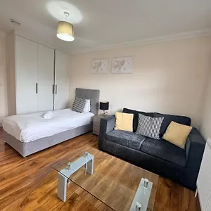 Comfort Heathrow 5 Mins To The Terminal Homestay