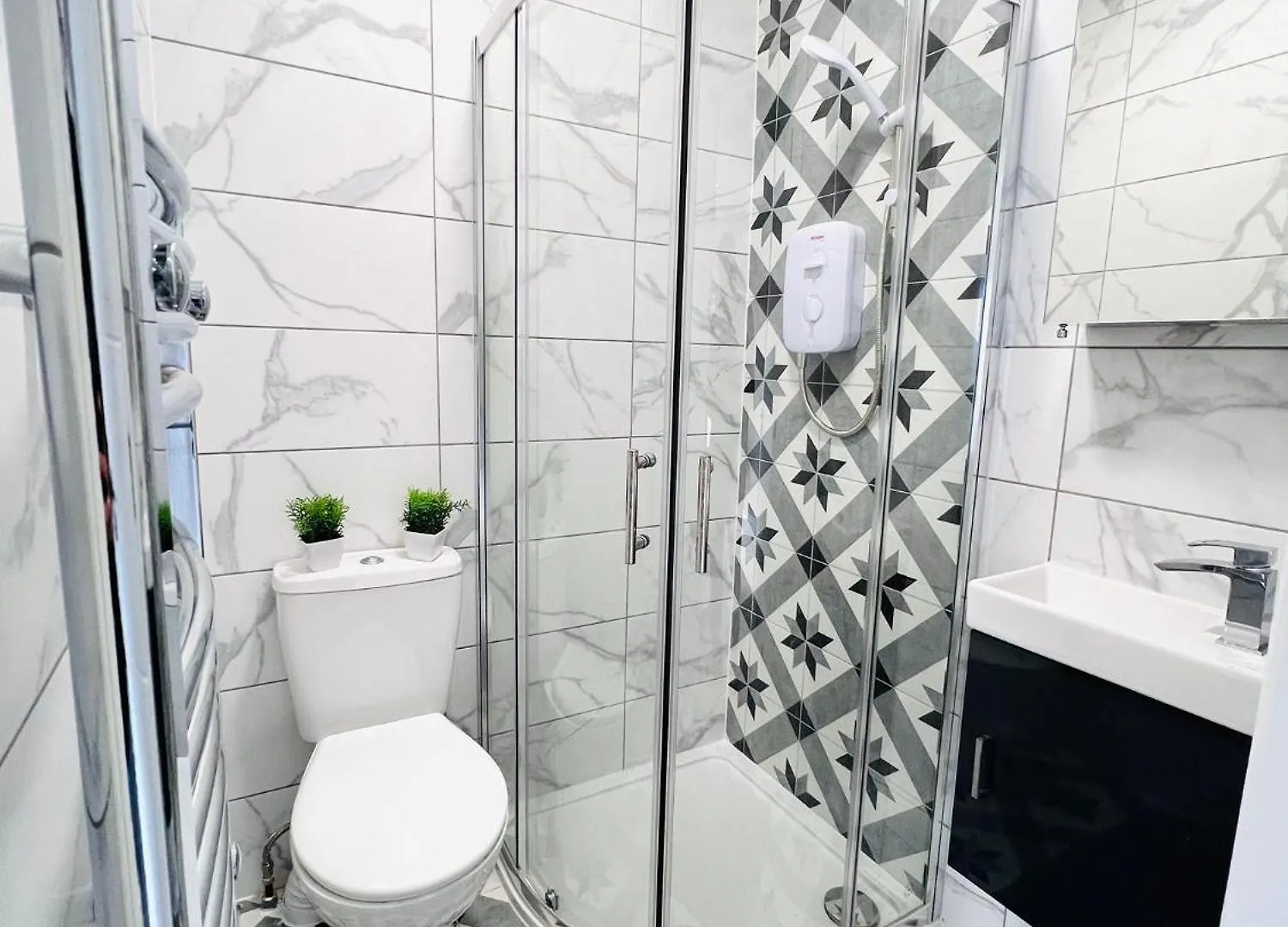 Heathrow Airport Studios West Drayton  0*, West Drayton (Middlesex)