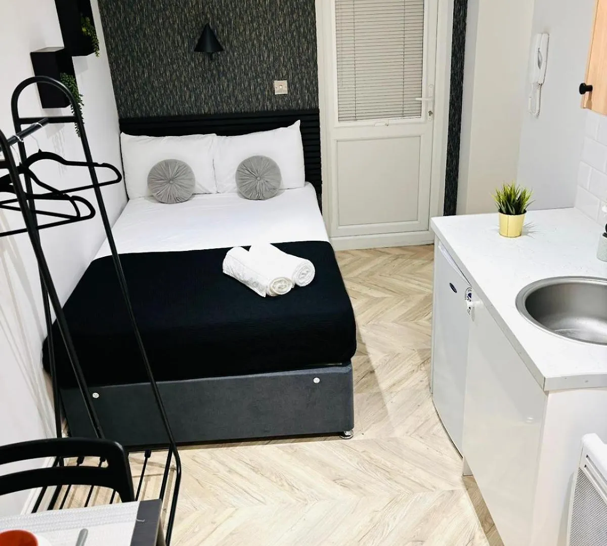 Heathrow Airport Studios West Drayton  0*, West Drayton (Middlesex) United Kingdom